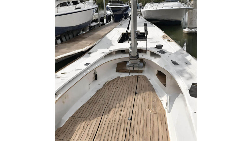 Fiberglass boat deck replacement - A boat deck/floor