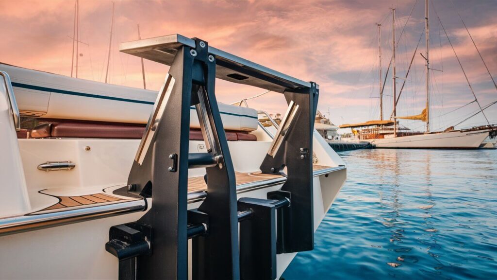 Transom support bracket on a boat